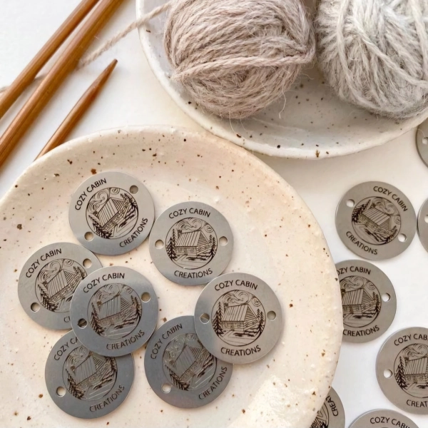 Металлическая бирка с вашим логотипом